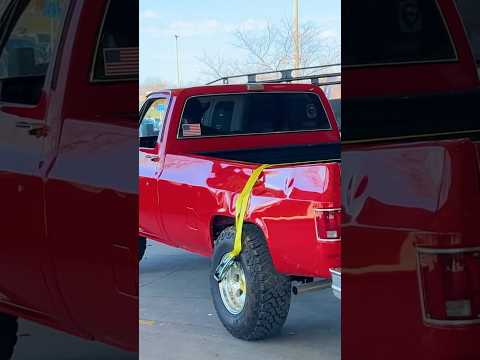 Idiot ties ratchet strap to his wheels