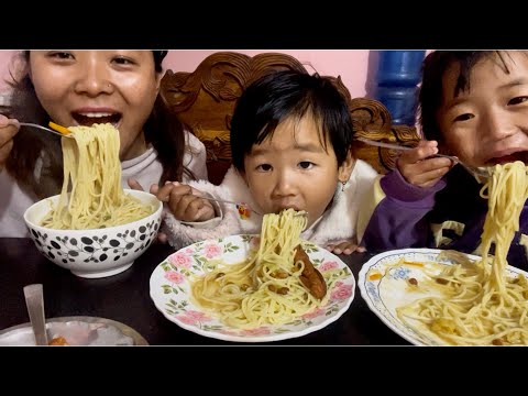 यो चिसो मिसम मा  तातो तातो थुप्पा 🍜🍜 मेरी साथीहरू संग  Mukbang Video 🥵