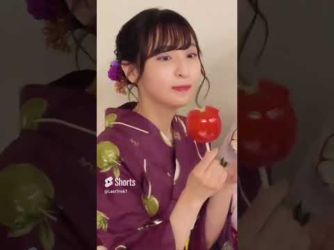 りんご飴を頬張る佐倉綾音さん