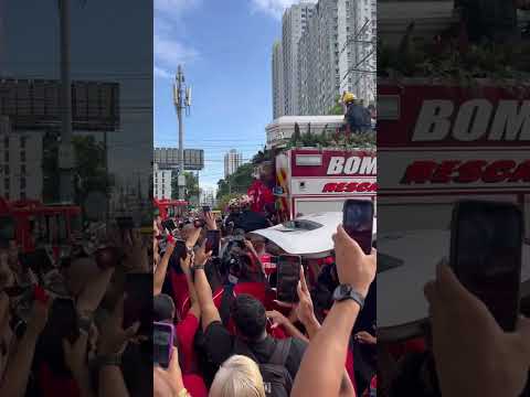 El féretro de Luis Tejada ya está en en el carro de bomberos