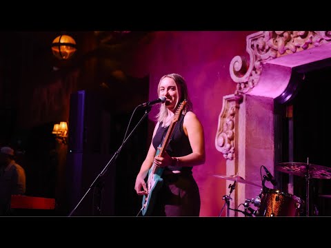 Annika Bennett - Universe | School Night Concert (Live at Bardot)