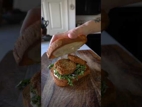 Fried Green Tomato Sammie 🥪#vegan #recipe #foodblogger #lucyandyak #inmyyaks #yakcreative