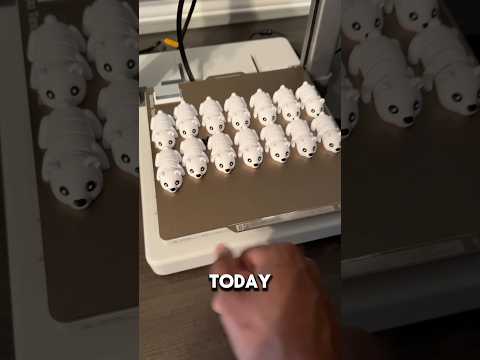 Day 6 of printing something daily for my business ⚡️ Today: mini polar bear keychain fidgets 🐻‍❄️