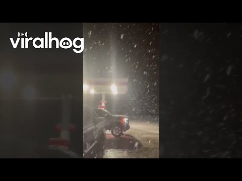 Heavy Snowfall in Texas || ViralHog