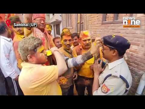 Sambhal ACP Shrish Chandra Celebrates Holi with Locals | HOLI 2025 | News9