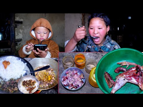 Rita cooks chicken curry recipe & rice at dinner || life in rural Nepal || @Ritarojan