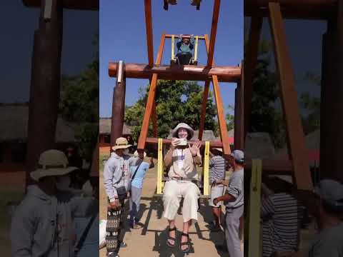 🥹Watch my girlfriend go on a MANUAL Ferris Wheel in Pai, Thailand 😂 #thailand #paithailand