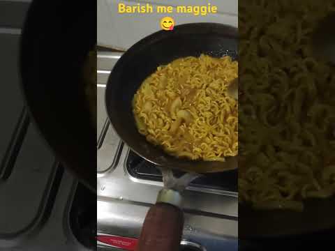 Barish me maggi ka naza lete hue😜 #maggi #shortvideo #foodie