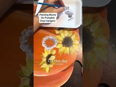 Painting Pumpkins #ytshorts #acrylicpainting #doorhanger #falldiy #onestrokeart #signpainting #fall