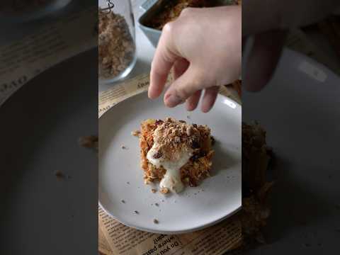 Carrot Cake Baked Oats - delaniemcguire.com #recipe #recipeoftheday #carrotcake #plantbased #vegan