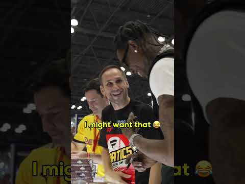 Travis Scott signs card n told fan to not sell it #travisscott #fanaticfest #michaelrubin #hiphop