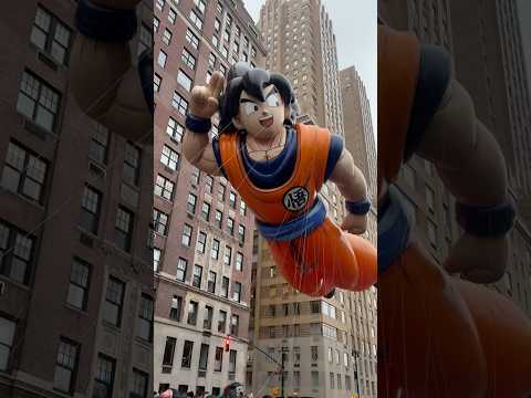 Goku, in his Saiyan form debut, made it through NYC in the 98th Macy’s Thanksgiving Day Parade! 🐉🗽