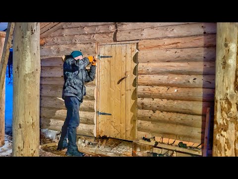 We live in the taiga and build a log cabin from scratch! Installing a door and floor in a log cabin