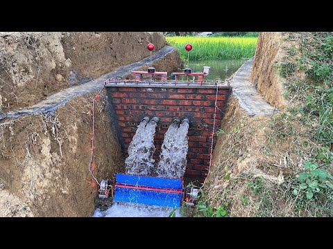 Blocking a small stream to build a hydroelectricity | Free clean energy