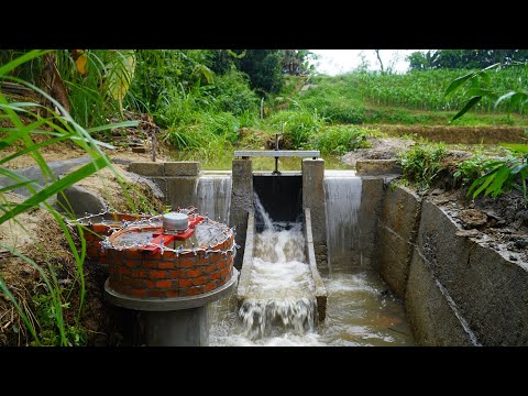 Blocking The Water Flow To Build Mini Hydroelectricity