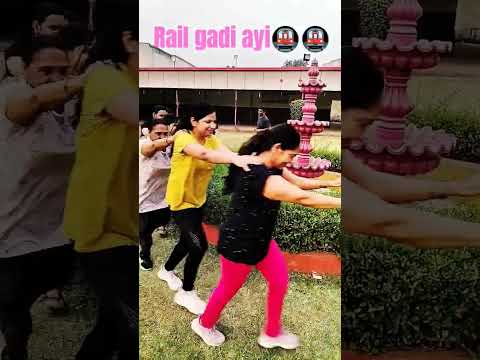 #railgadi ayi🚇🚇 #funnyvideo #fitindia #train #groupexercise #facts