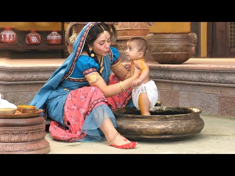 स्नान करते समय बाल कृष्ण ने रची लीला | Little Krishna | Apni Bhakti