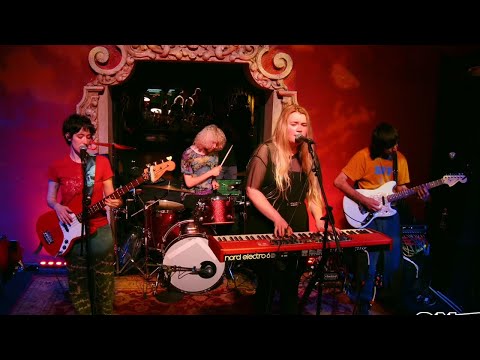 Daisy the Great - Cry in the Mirror | School Night Concert (Live at Bardot)