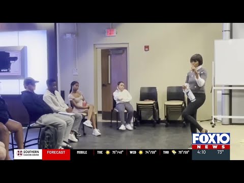 FOX10's Lenise Ligon speaks with broadcasting students at USA