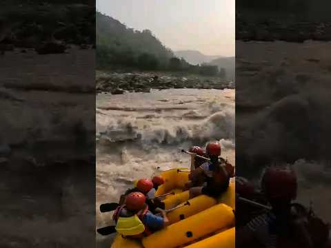 Crossing Roller Coaster 🥶🥶🥶 #Rafting #Rishikesh Thrilling Video😲 Dangerous Waves🥵 #exciting #memory