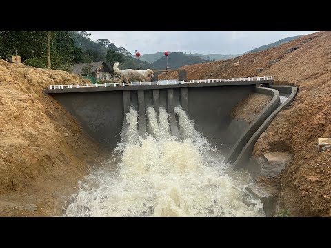 Construction of a powerful 4-gate discharge dam