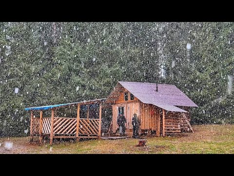 We took shelter in a log cabin from the heavy snowfall. Winter has come again! It's incredible.