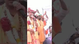 होली खेलते हुए बागेश्वर गुरुदेव (धीरेंद्र शास्त्री) #bageshwardhamsarkar #bageshwarholi #shorts