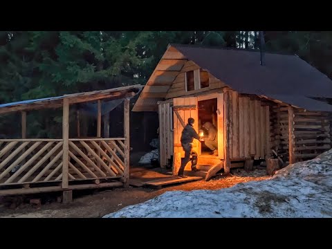 Live in an offline log cabin off grid. An autonomous set of water from improvised means!