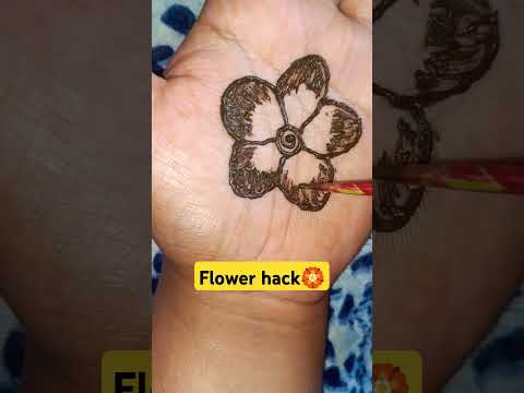 छोटे से फूल से बनाए सुंदर मेहंदी की डिजाइन ✅#mehndi #flowerhack #tipsandtricks #shortvideo#heena