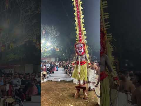 ഗുളികൻ തെയ്യം .... കാണുവാണേൽ ഇതുപോലുള്ള തെയ്യം കാണണം...മെയ്യ് വഴക്കം കാണേണ്ടതുതന്നെ...